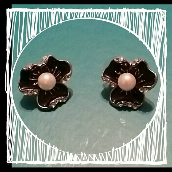 Flower with center pearl earrings...