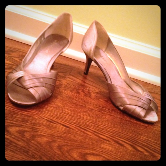 Gray silk open toed kitten heel