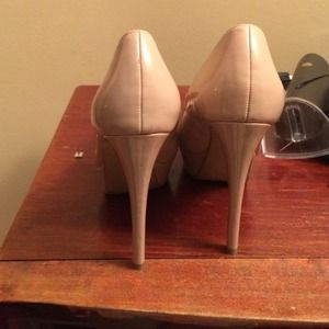 Nude pumps