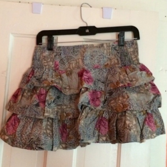 Super cute printed skirt!