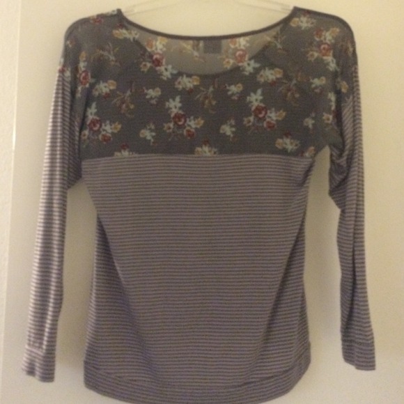 Cute top - Picture 2 of 2