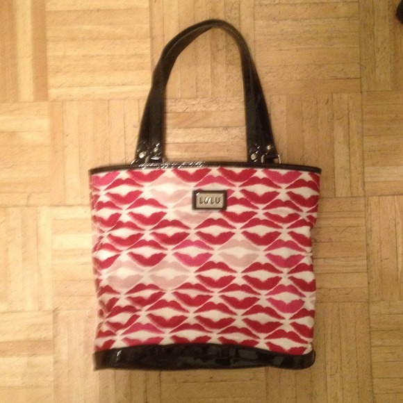 Lipstick Handbag!!