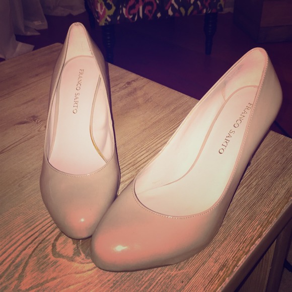 Nude patent pumps