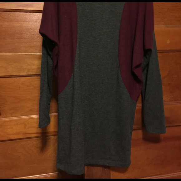 Adorable tunic with dolman sleeves. - Picture 2 of 3