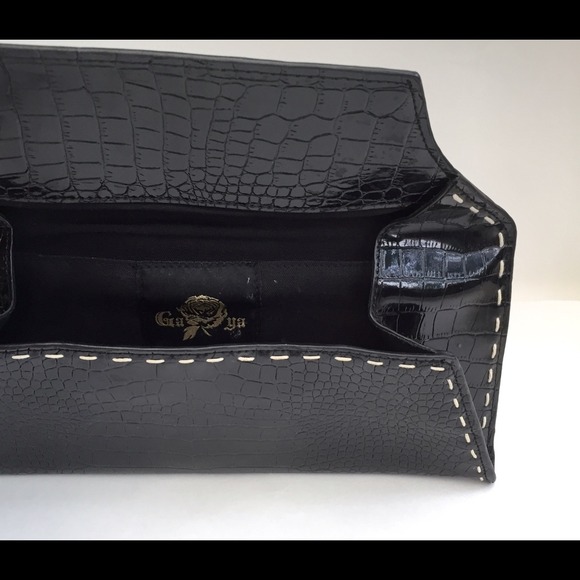 ❗️️SALE - Gaya clutch - Picture 2 of 3