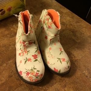 Kids  boots size 8