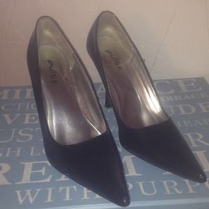S A LE Black Pulse pattern pumps Size 9m only  $15