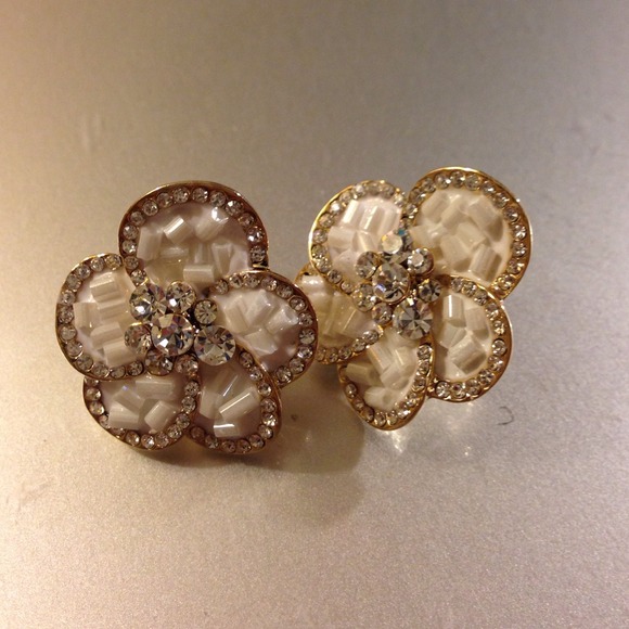 Beautiful white flower earrings gold statement