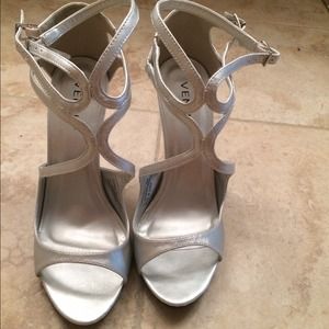 🎉🎉Modern strappy silver sandal. MAKE AN OFFER!!