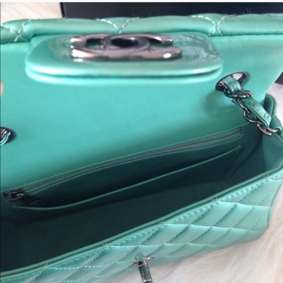 Sold Chanel patent green new 8" mini - Picture 3 of 4