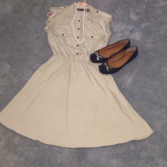 Kaki colored dress with blue shoes.