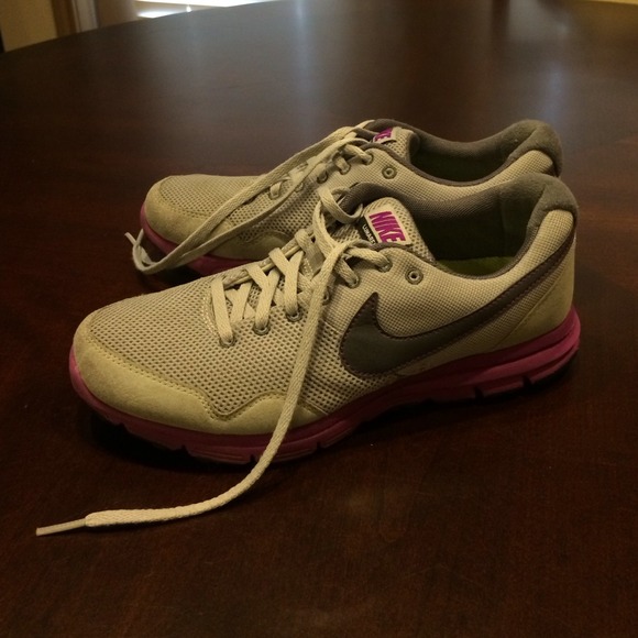 Nike - Picture 3 of 4