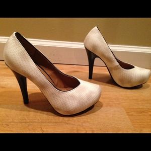 New! Lady Luxe beige snake skin heels