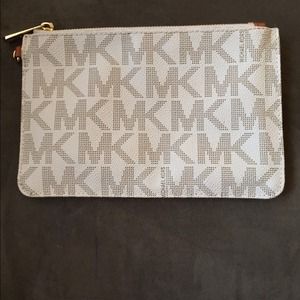 SALE ENDS TD🎉Michael Kors mini hand bag (clutch)!