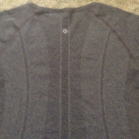 🚨sold in bundle 🚨Lululemon run swiftly v neck. - Picture 3 of 3