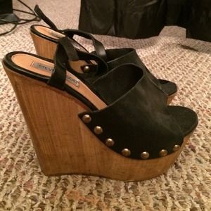 Steve Madden Wedges trading with @ohmyangelaa