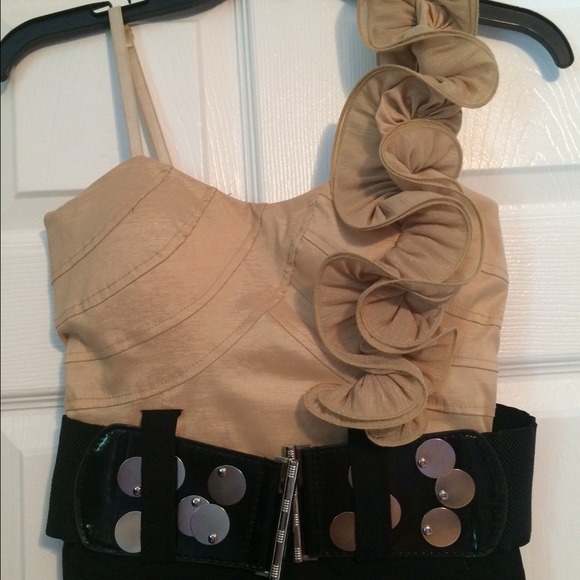 Sexy Fitted Dress with Belt - Picture 2 of 4