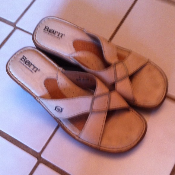 ⬇️Born sandals