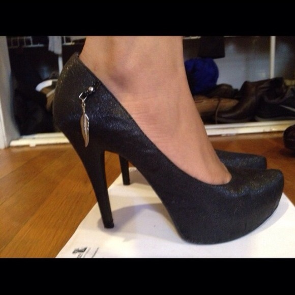 Navy heels from Carlos by Carlos Santana