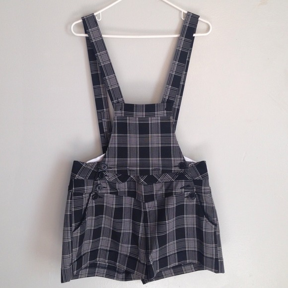 VERY STYLISH BEBE short set in blk/white plaid