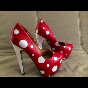 New! Taylor Says! red heels