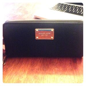 BEAUTIFUL AUTHENTIC FULL SIZE MICHAEL KORS WALLET!
