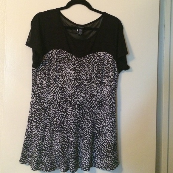 Torrid blouse sheer shoulders black