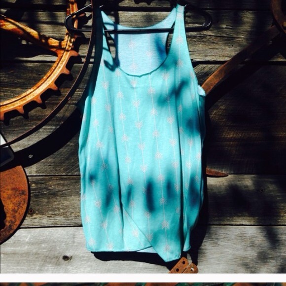 Delicate blue arrow tank