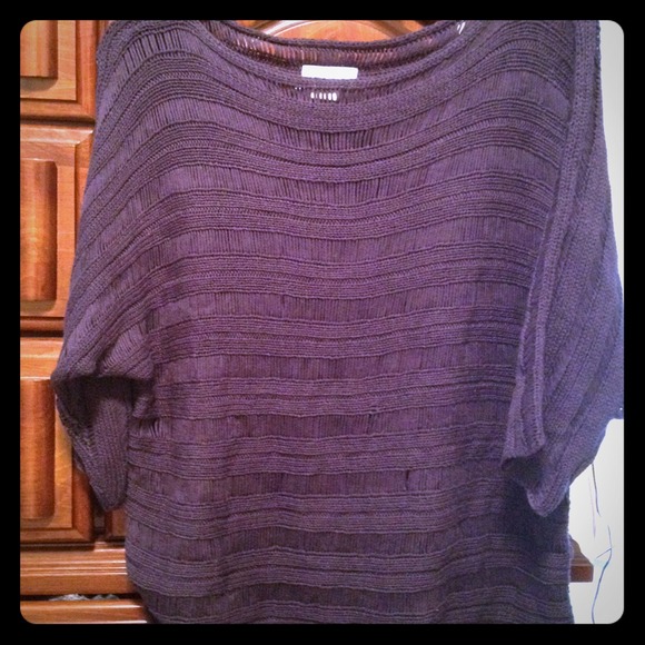 Quarter sleeve sweater