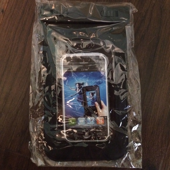 NEW✨ waterproof phone Carrie with strap