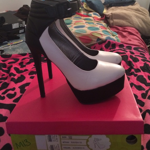 BLACK/white ▫️▪️◽️◾️◻️ 6 in heel 👠