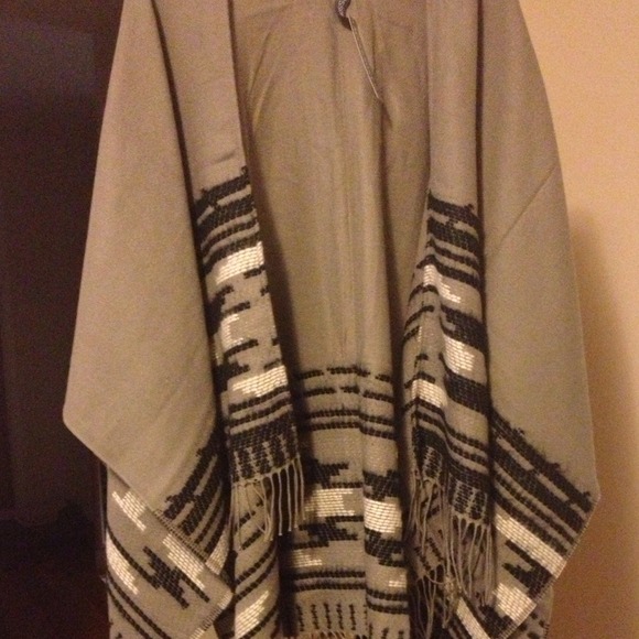 ⭐NWT trendy fringe poncho perfect for fall - Picture 2 of 4