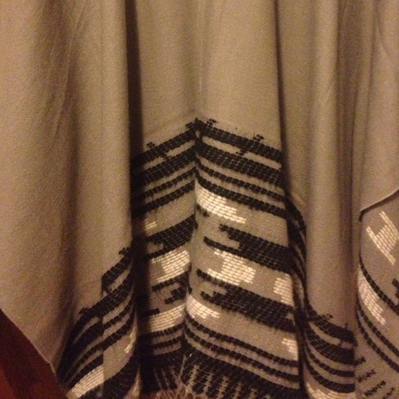 ⭐NWT trendy fringe poncho perfect for fall - Picture 3 of 4