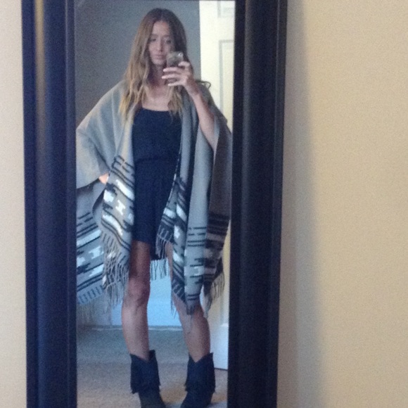 ⭐NWT trendy fringe poncho perfect for fall - Picture 1 of 4