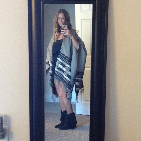 ⭐NWT trendy fringe poncho perfect for fall - Picture 4 of 4
