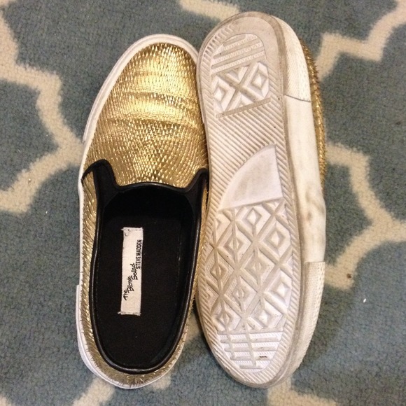 *SOLD* Blonde salad Steve Madden gold slip ons - Picture 2 of 4