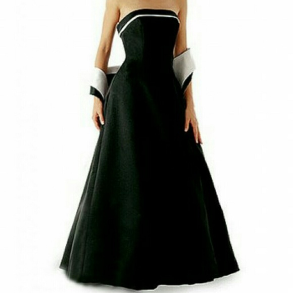 Very classy black gown!