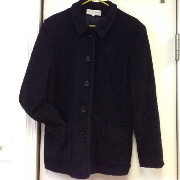 Black 100% poly jacket w/ front pockets, side slit