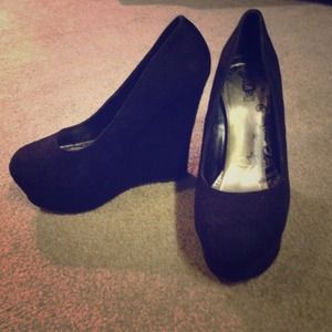 Black closed toe wedge with gel insole