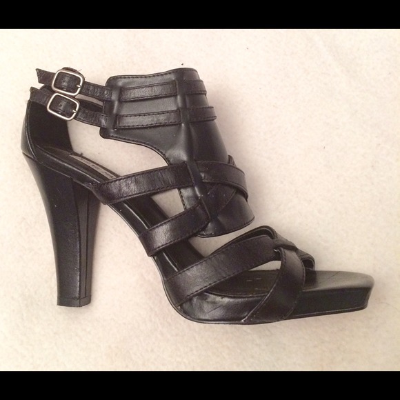 Steve Madden Shoes - STEVE MADDEN BLACK LEATHER GLADIATOR     SANDALS
