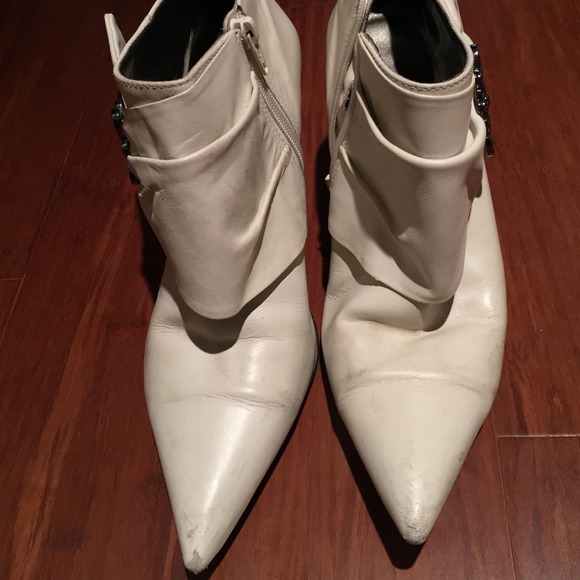 Very classy bootie - Picture 2 of 3