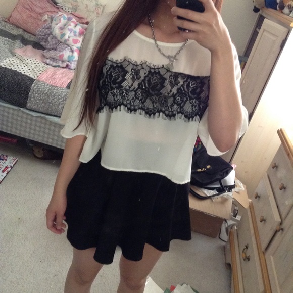 White blouse - Picture 3 of 3