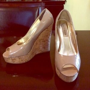 Steve Madden taupe patent peep toe wedges