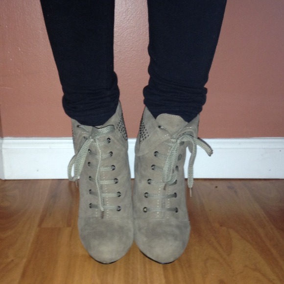 High heeled ankle booties - Picture 2 of 3