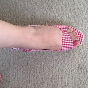 "American Eagle" brand new red and white wedges