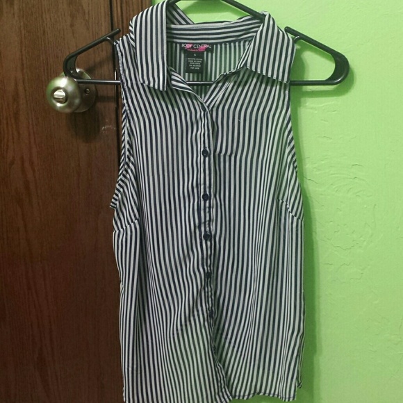 Cute striped tank top never worn!!