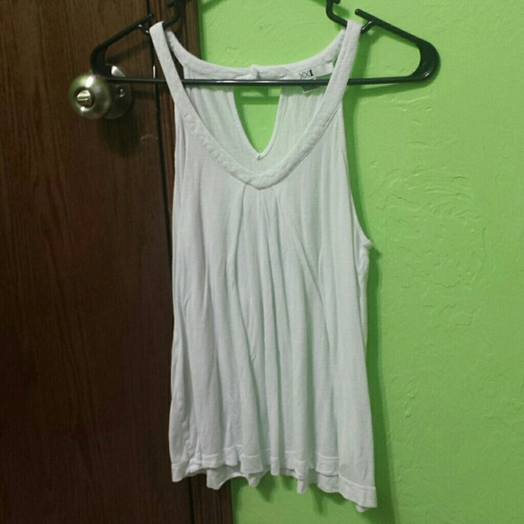 White loose tank top!