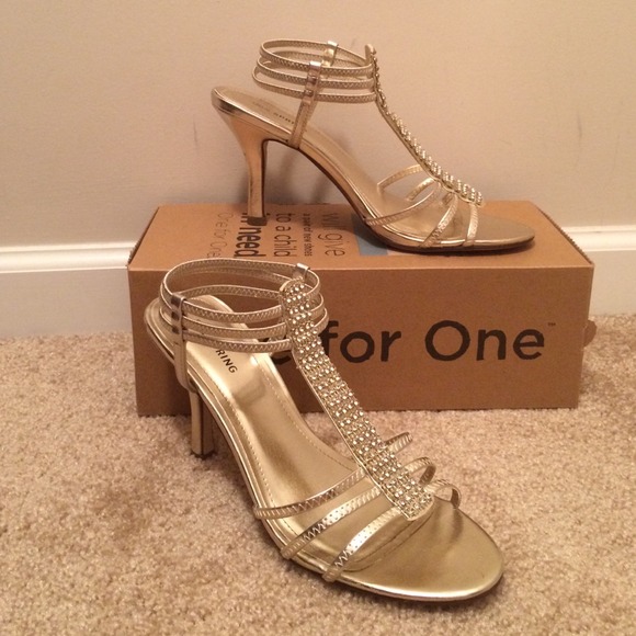 🎀 Gold Low-Mid Heels 🎀 - Picture 1 of 4