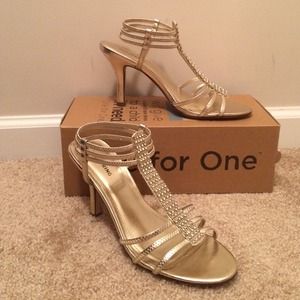 🎀 Gold Low-Mid Heels 🎀