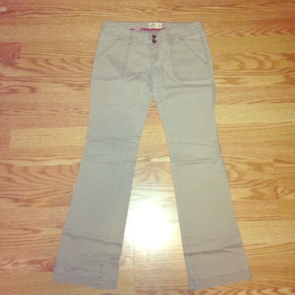 Khaki bootcut pants Hollister size 3S. A 4 can fit